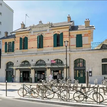 Parisian Charm Flats Apartman
